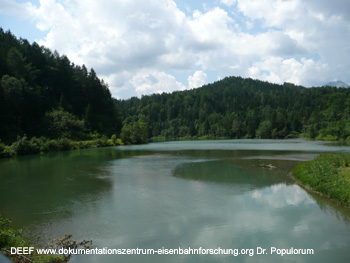 Natur pur, W�lder und auch Wasser (Lassingstausee). Die Mariazellerbahn. Foto DEEF - Dokumentationszentrum f�r Europ�ische Eisenbahnforschung. Dr. Michael Populorum
