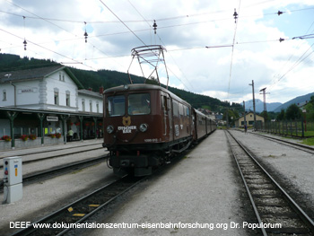 Der braun lackierte "�tscherb�r" im Bahnhof Mariazell. Die Mariazellerbahn. Foto DEEF - Dokumentationszentrum f�r Europ�ische Eisenbahnforschung. Dr. Michael Populorum