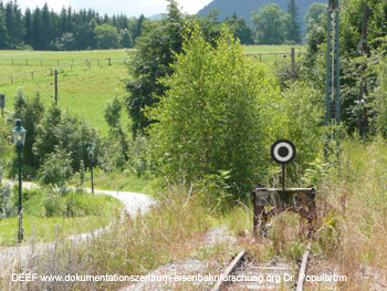 Das aktuelle Streckenende in Mariazell. Dahinter erkennbar die Masten der demontierten Strecke nach Gu�werk. Die Mariazellerbahn. Foto DEEF - Dokumentationszentrum f�r Europ�ische Eisenbahnforschung. Dr. Michael Populorum