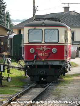 E-Lok 1099 02 vor dem Depot in St. P�lten Alpenbahnhof. Die Mariazellerbahn. Foto DEEF - Dokumentationszentrum f�r Europ�ische Eisenbahnforschung. Dr. Michael Populorum