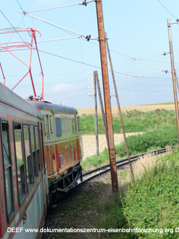 1099-011 zieht den REX vorbei an den alten Eisenmasten auf der Talstrecke im August 2010. Die Mariazellerbahn. Foto DEEF - Dokumentationszentrum f�r Europ�ische Eisenbahnforschung. Dr. Michael Populorum