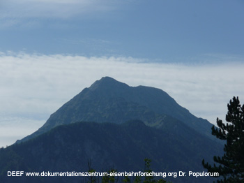 Blick auf den markanten 1.893 m hohen �tscher, aufgenommen von der Speise-/Sonnenterrasse des Alpenhotels G�sing. Die Mariazellerbahn. Foto DEEF - Dokumentationszentrum f�r Europ�ische Eisenbahnforschung. Dr. Michael Populorum