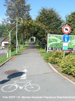 Die ehemalige Trasse als Radweg in Kaindorf an der Sulm. Die Sulmtalbahn von Leibnitz nach Plfing-Brunn. DEEF / Dr. Michael Alexander Populorum