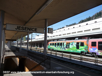 Foto Wocheinerbahn von Dr. Michael Populorum DEEF - der neue Bahnhof von Jesenice, "ungemtliche" kommunistische Architektur