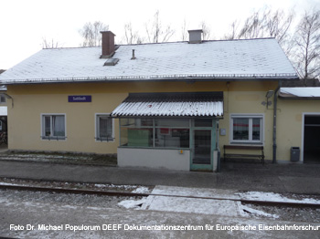 Der unscheinbare Bahnhof von Sattledt. Kurz nach Verlassen des Bahnhofs zweigte in Fahrtrichtung Grnau nach links die Strecke nach Rohr ber Kremsmnster ab. Die Almtalbahn von Wels ber Sattledt nach Grnau im Almtal. Foto Dr. Populorum / DEEF