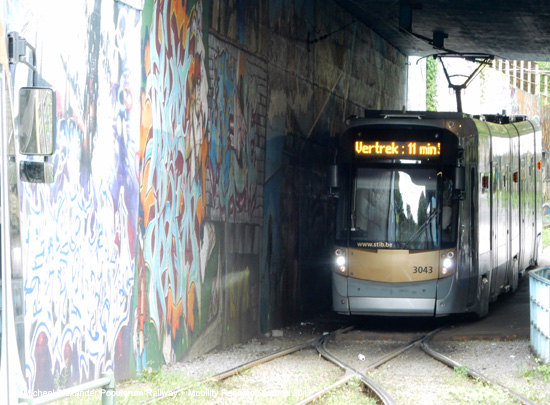 De Wand Brüssel Tram Metro Straßenbahn Belgien Kunst Graffiti