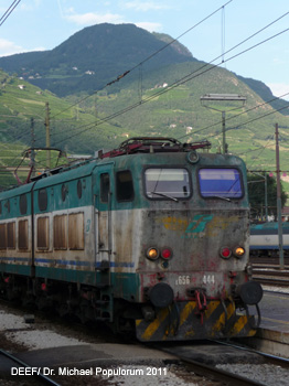 Alte Brennerbahn. Wanderung von Bozen nach Waidbruck entlang der alten Brennerbahn. DEEF / Dr. Michael Populorum. Die vllig vergammelte E 656 444 vor der Abfahrt im Bahnhof Bozen mit einem Nachtexpress nach Sditalien. Im Hintergrund das Schlern Massiv.