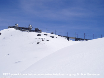 Gornergratbahn Strecke unterhalb der Bergstation mit Observatorium; Gornergratbahn - DEEF Dr. Michael Populorum
