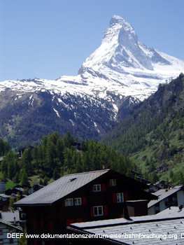 Häuser von Zermatt mit Matterhorn; Gornergratbahn - DEEF Dr. Michael Populorum