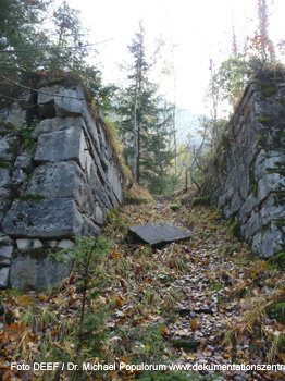 Die Fundamente bei der Einfahrt in die Bergstation. Die Marmorbahnen am Untersberg in Fürstenbrunn - DEEF / Dr. Michael Populorum