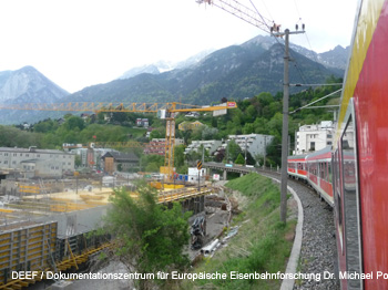 Ganz links die Felswand ist die Martinswand, durch die unser RE in gut einer halben Stunde durchqueren wird. Mittenwaldbahn / Karwendelbahn Tirol/Bayern. DEEF/Dr. Populorum