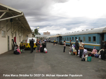 "Boarding" der beiden Züge nach Walfischbucht und Tsumeb im Bahnhof von Windhuk am 5. Januar 2010. Eisenbahnen in Deutsch-Südwestafrika / Namibia. DEEF Dr. Michael Populorum