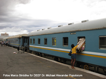 Das gab es am Balkan auch vor nicht allzu langer Zeit - Gepäckverladung in den Zug nach Tsumeb im Bahnhof von Windhuk. Eisenbahnen in Deutsch-Südwestafrika / Namibia. DEEF Dr. Michael Populorum