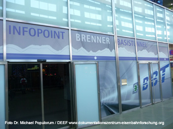 Infobox im Innsbrucker Hauptbahnhof zum Projekt Brenner Basis Tunnel (BBT). DEEF / Dr. Michael Populorum. Dokumentationszentrum für Europäische Eisenbahnforschung