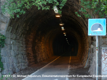 Eisenbahnarchologische Wanderung auf der ehemaligen beretscherbahn von Bozen ber Sigmundskron und Eppan nach Kaltern. DEEF / Dr. Michael Populorum