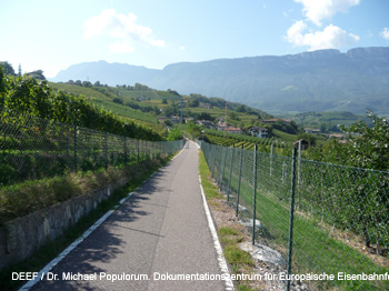 Eisenbahnarchologische Wanderung auf der ehemaligen beretscherbahn von Bozen ber Sigmundskron und Eppan nach Kaltern. DEEF / Dr. Michael Populorum