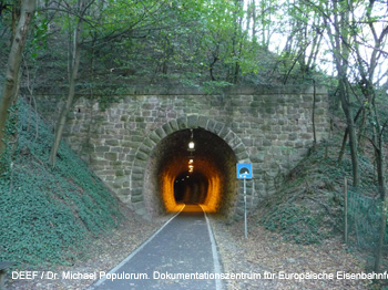Eisenbahnarchäologische Wanderung auf der ehemaligen Überetscherbahn von Bozen über Sigmundskron und Eppan nach Kaltern. DEEF / Dr. Michael Populorum