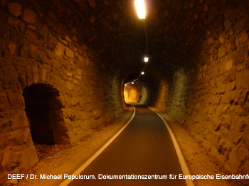 Eisenbahnarchologische Wanderung auf der ehemaligen beretscherbahn von Bozen ber Sigmundskron und Eppan nach Kaltern. DEEF / Dr. Michael Populorum