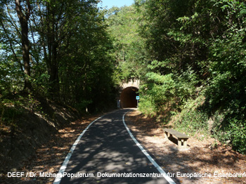 Eisenbahnarchologische Wanderung auf der ehemaligen beretscherbahn von Bozen ber Sigmundskron und Eppan nach Kaltern. DEEF / Dr. Michael Populorum