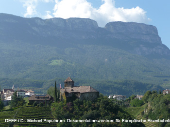 Eisenbahnarchologische Wanderung auf der ehemaligen beretscherbahn von Bozen ber Sigmundskron und Eppan nach Kaltern. DEEF / Dr. Michael Populorum