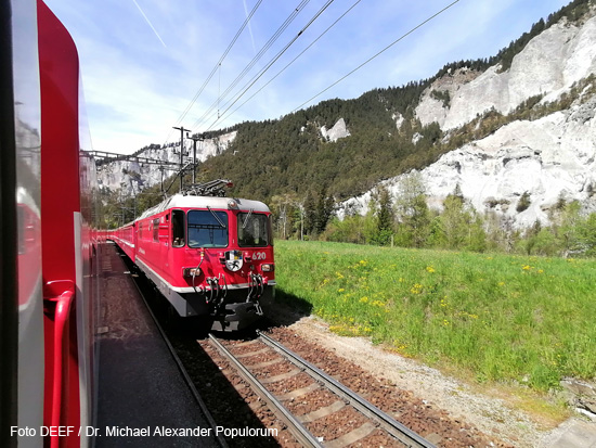 Surselvabahn Oberländer Linie Lokomotive Foto Bild Eisenbahn Schweiz RhB Rhätische Bahn Regionalzug Regio Glacier Express Rheinschlucht