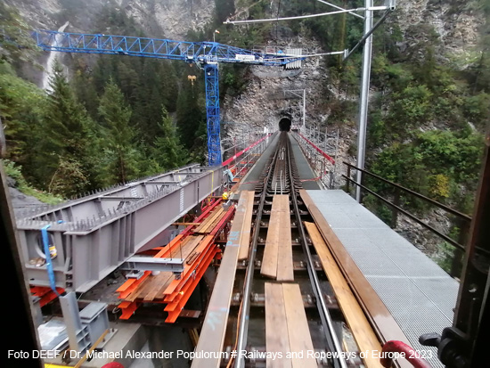 Arosabahn Baustelle laufender Betrieb Brücke Tunnel Foto Rhätische Bahn Schweiz Bild
