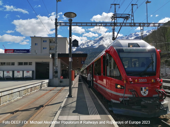 Foto Allegra Triebwagen in Poschiavo Bernina Express Rhätische Bahn Schweiz