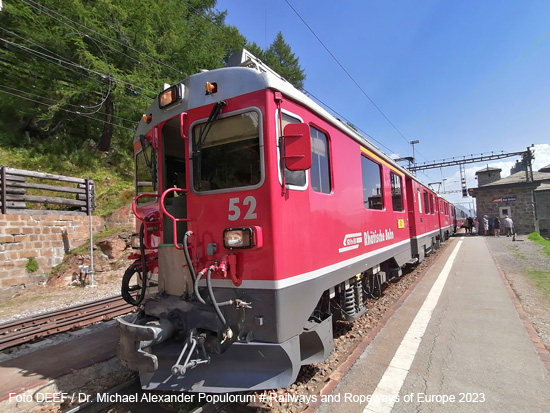 Triebwagen 52 der Rhätischen Bahn mit dem Bernina Express im Bahnhof Alp Grüm Schweiz Puschlav Poschiavo