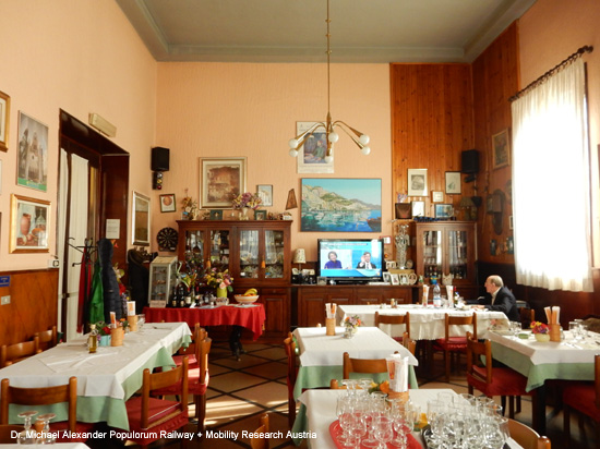 Eisenbahnstrecke Cadenazzo Luino Eisenbahn Schweiz Italien Tessin Bahnhofsrestaurant