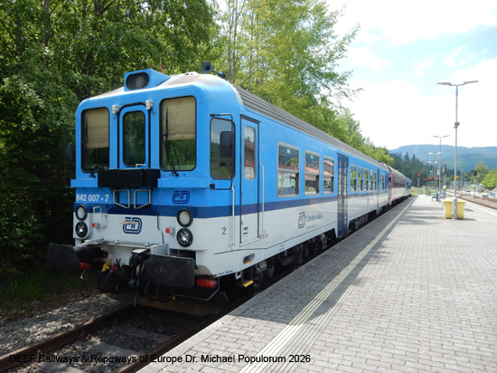 Tschechischer Dieseltriebwagen nach Pilsen im Bahnhof Bayerisch Eisenstein / Železná Ruda