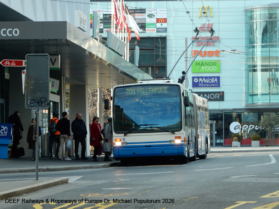 Oberleitungsbus Trolleybus Vevey Villeneuve Waadt Montreux Schweiz